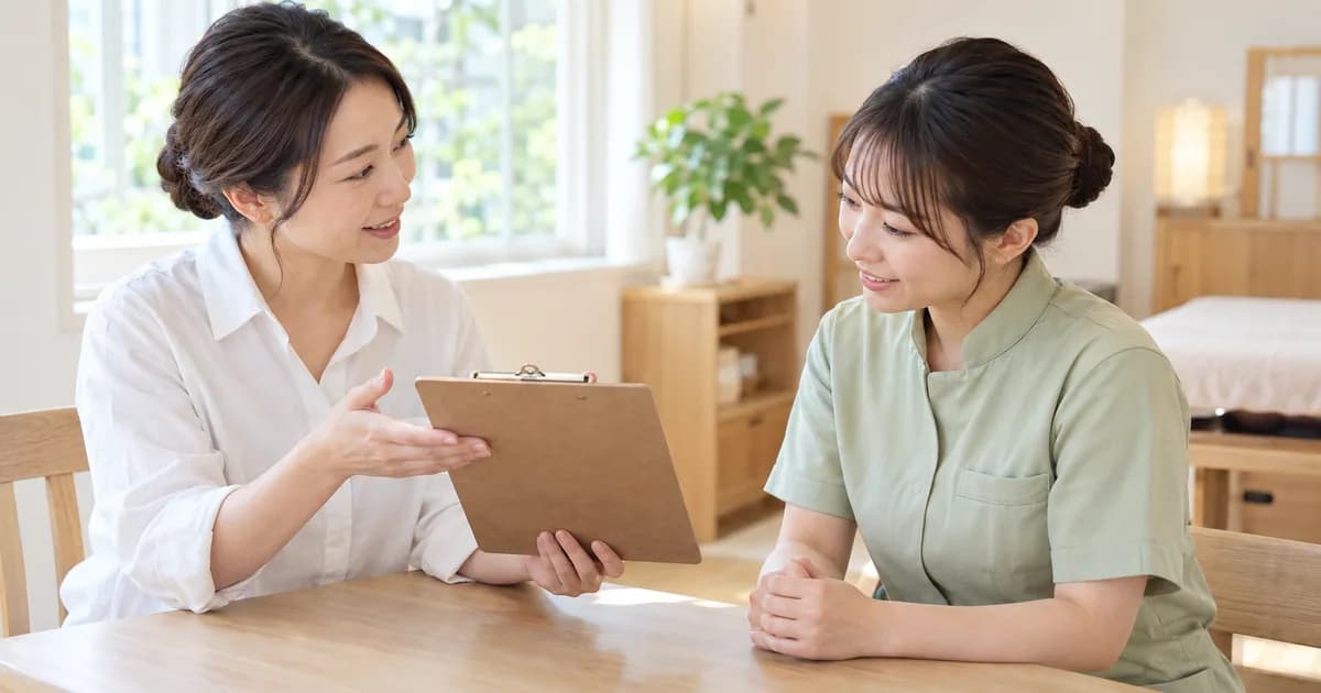明るい控え室で、お店のスタッフからルールの説明を受けているセラピスト